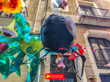 Улица Хесус (Carrer de Jesús): «Дискотека психоделии» — атмосфера дискотеки времён психоделии. (‘Discodèlia’. Una discoteca en èpoques de psicodèlia.) - Феста Майор де Грасиа 2024 (Festa Major de Gràcia 2024)