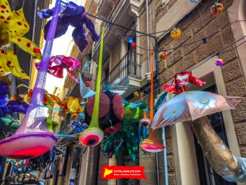 Улица Хесус (Carrer de Jesús): «Дискотека психоделии» — атмосфера дискотеки времён психоделии. (‘Discodèlia’. Una discoteca en èpoques de psicodèlia.) - Феста Майор де Грасиа 2024 (Festa Major de Gràcia 2024)