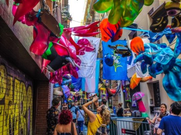 Улица Хесус (Carrer de Jesús): «Дискотека психоделии» — атмосфера дискотеки времён психоделии. (‘Discodèlia’. Una discoteca en èpoques de psicodèlia.) - Феста Майор де Грасиа 2024 (Festa Major de Gràcia 2024)