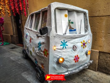 Улица Хесус (Carrer de Jesús): «Дискотека психоделии» — атмосфера дискотеки времён психоделии. (‘Discodèlia’. Una discoteca en èpoques de psicodèlia.) - Феста Майор де Грасиа 2024 (Festa Major de Gràcia 2024)