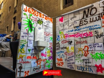 Улица Хесус (Carrer de Jesús): «Дискотека психоделии» — атмосфера дискотеки времён психоделии. (‘Discodèlia’. Una discoteca en èpoques de psicodèlia.) - Феста Майор де Грасиа 2024 (Festa Major de Gràcia 2024)