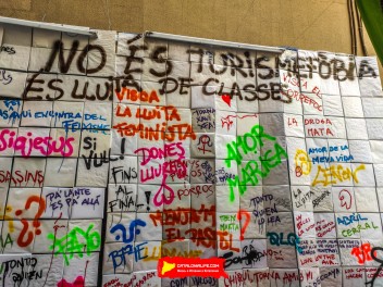 Улица Хесус (Carrer de Jesús): «Дискотека психоделии» — атмосфера дискотеки времён психоделии. (‘Discodèlia’. Una discoteca en èpoques de psicodèlia.) - Феста Майор де Грасиа 2024 (Festa Major de Gràcia 2024)