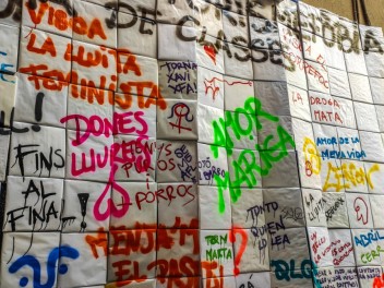 Улица Хесус (Carrer de Jesús): «Дискотека психоделии» — атмосфера дискотеки времён психоделии. (‘Discodèlia’. Una discoteca en èpoques de psicodèlia.) - Феста Майор де Грасиа 2024 (Festa Major de Gràcia 2024)