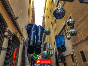 Улица Хесус (Carrer de Jesús): «Дискотека психоделии» — атмосфера дискотеки времён психоделии. (‘Discodèlia’. Una discoteca en èpoques de psicodèlia.) - Феста Майор де Грасиа 2024 (Festa Major de Gràcia 2024)