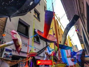 Улица Хесус (Carrer de Jesús): «Дискотека психоделии» — атмосфера дискотеки времён психоделии. (‘Discodèlia’. Una discoteca en èpoques de psicodèlia.) - Феста Майор де Грасиа 2024 (Festa Major de Gràcia 2024)