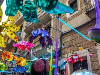 Улица Хесус (Carrer de Jesús): «Дискотека психоделии» — атмосфера дискотеки времён психоделии. (‘Discodèlia’. Una discoteca en èpoques de psicodèlia.) - Феста Майор де Грасиа 2024 (Festa Major de Gràcia 2024)