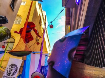 Улица Хесус (Carrer de Jesús): «Дискотека психоделии» — атмосфера дискотеки времён психоделии. (‘Discodèlia’. Una discoteca en èpoques de psicodèlia.) - Феста Майор де Грасиа 2024 (Festa Major de Gràcia 2024)