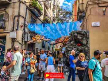 Улица Тордера (Carrer de Tordera): «Медузы» — украшение, состоящее из косяка медуз. (‘Medises’. Un banc de meduses per la festa major.) - Феста Майор де Грасиа 2024 (Festa Major de Gràcia 2024)