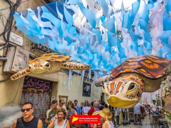 Улица Тордера (Carrer de Tordera): «Медузы» — украшение, состоящее из косяка медуз. (‘Medises’. Un banc de meduses per la festa major.) - Феста Майор де Грасиа 2024 (Festa Major de Gràcia 2024)
