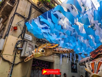 Улица Тордера (Carrer de Tordera): «Медузы» — украшение, состоящее из косяка медуз. (‘Medises’. Un banc de meduses per la festa major.) - Феста Майор де Грасиа 2024 (Festa Major de Gràcia 2024)