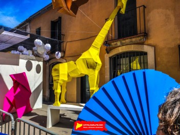 Улица Фратернитат де Байш (Carrer de Fraternitat de Baix): «Оригами» — органические и геометрические формы, созданные с помощью искусства работы с бумагой. (‘Papiroflèxia’. Formes orgàniques i geomètriques segueixen la tècnica del treball del paper.) - Феста Майор де Грасиа 2024 (Festa Major de Gràcia 2024)