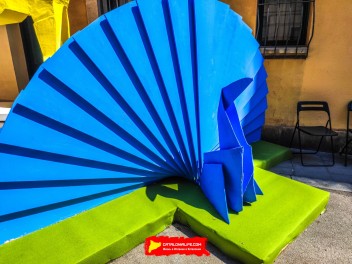 Улица Фратернитат де Байш (Carrer de Fraternitat de Baix): «Оригами» — органические и геометрические формы, созданные с помощью искусства работы с бумагой. (‘Papiroflèxia’. Formes orgàniques i geomètriques segueixen la tècnica del treball del paper.) - Феста Майор де Грасиа 2024 (Festa Major de Gràcia 2024)