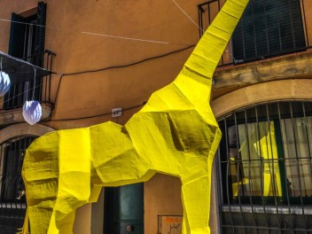 Улица Фратернитат де Байш (Carrer de Fraternitat de Baix): «Оригами» — органические и геометрические формы, созданные с помощью искусства работы с бумагой. (‘Papiroflèxia’. Formes orgàniques i geomètriques segueixen la tècnica del treball del paper.) - Феста Майор де Грасиа 2024 (Festa Major de Gràcia 2024)
