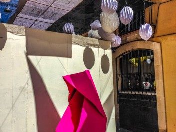 Улица Фратернитат де Байш (Carrer de Fraternitat de Baix): «Оригами» — органические и геометрические формы, созданные с помощью искусства работы с бумагой. (‘Papiroflèxia’. Formes orgàniques i geomètriques segueixen la tècnica del treball del paper.) - Феста Майор де Грасиа 2024 (Festa Major de Gràcia 2024)