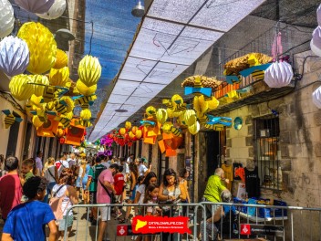 Улица Фратернитат де Байш (Carrer de Fraternitat de Baix): «Оригами» — органические и геометрические формы, созданные с помощью искусства работы с бумагой. (‘Papiroflèxia’. Formes orgàniques i geomètriques segueixen la tècnica del treball del paper.) - Феста Майор де Грасиа 2024 (Festa Major de Gràcia 2024)
