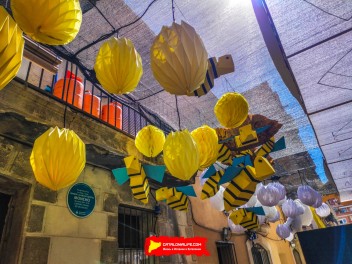 Улица Фратернитат де Байш (Carrer de Fraternitat de Baix): «Оригами» — органические и геометрические формы, созданные с помощью искусства работы с бумагой. (‘Papiroflèxia’. Formes orgàniques i geomètriques segueixen la tècnica del treball del paper.) - Феста Майор де Грасиа 2024 (Festa Major de Gràcia 2024)