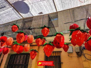 Улица Фратернитат де Байш (Carrer de Fraternitat de Baix): «Оригами» — органические и геометрические формы, созданные с помощью искусства работы с бумагой. (‘Papiroflèxia’. Formes orgàniques i geomètriques segueixen la tècnica del treball del paper.) - Феста Майор де Грасиа 2024 (Festa Major de Gràcia 2024)