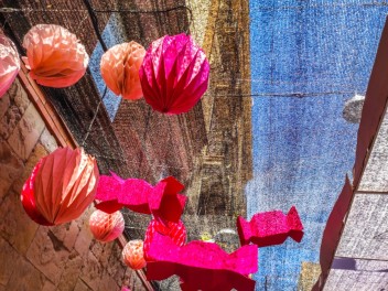 Улица Фратернитат де Байш (Carrer de Fraternitat de Baix): «Оригами» — органические и геометрические формы, созданные с помощью искусства работы с бумагой. (‘Papiroflèxia’. Formes orgàniques i geomètriques segueixen la tècnica del treball del paper.) - Феста Майор де Грасиа 2024 (Festa Major de Gràcia 2024)