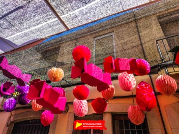 Улица Фратернитат де Байш (Carrer de Fraternitat de Baix): «Оригами» — органические и геометрические формы, созданные с помощью искусства работы с бумагой. (‘Papiroflèxia’. Formes orgàniques i geomètriques segueixen la tècnica del treball del paper.) - Феста Майор де Грасиа 2024 (Festa Major de Gràcia 2024)