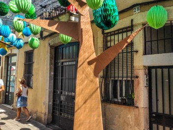 Улица Фратернитат де Байш (Carrer de Fraternitat de Baix): «Оригами» — органические и геометрические формы, созданные с помощью искусства работы с бумагой. (‘Papiroflèxia’. Formes orgàniques i geomètriques segueixen la tècnica del treball del paper.) - Феста Майор де Грасиа 2024 (Festa Major de Gràcia 2024)