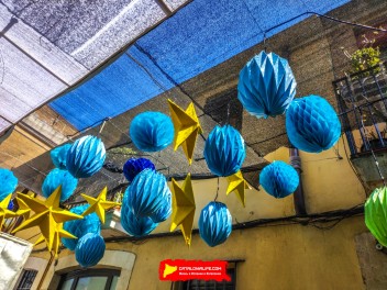 Улица Фратернитат де Байш (Carrer de Fraternitat de Baix): «Оригами» — органические и геометрические формы, созданные с помощью искусства работы с бумагой. (‘Papiroflèxia’. Formes orgàniques i geomètriques segueixen la tècnica del treball del paper.) - Феста Майор де Грасиа 2024 (Festa Major de Gràcia 2024)