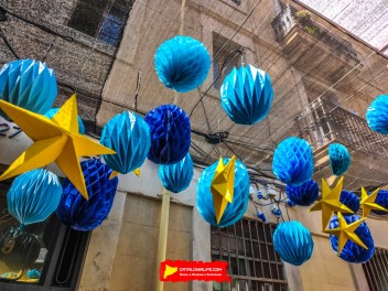 Улица Фратернитат де Байш (Carrer de Fraternitat de Baix): «Оригами» — органические и геометрические формы, созданные с помощью искусства работы с бумагой. (‘Papiroflèxia’. Formes orgàniques i geomètriques segueixen la tècnica del treball del paper.) - Феста Майор де Грасиа 2024 (Festa Major de Gràcia 2024)