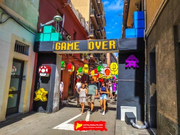 Улица Фратернитат де Дальт (Carrer de Fraternitat de Dalt): «Аркадные игры» — путешествие в мир видеоигр 80-х и 90-х годов. (‘Arcade FraternGame’. Un viatge als videojocs dels 80 i 90.) - Феста Майор де Грасиа 2024 (Festa Major de Gràcia 2024)
