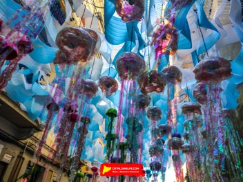 Улица Тордера (Carrer de Tordera): «Медузы» — украшение, состоящее из косяка медуз. (‘Medises’. Un banc de meduses per la festa major.) - Феста Майор де Грасиа 2024 (Festa Major de Gràcia 2024)