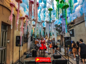 Улица Тордера (Carrer de Tordera): «Медузы» — украшение, состоящее из косяка медуз. (‘Medises’. Un banc de meduses per la festa major.) - Феста Майор де Грасиа 2024 (Festa Major de Gràcia 2024)