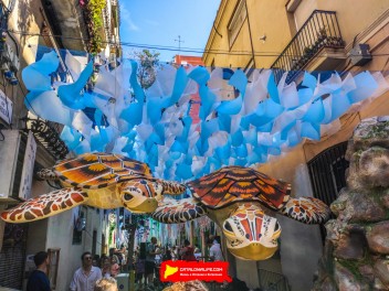 Улица Тордера (Carrer de Tordera): «Медузы» — украшение, состоящее из косяка медуз. (‘Medises’. Un banc de meduses per la festa major.) - Феста Майор де Грасиа 2024 (Festa Major de Gràcia 2024)