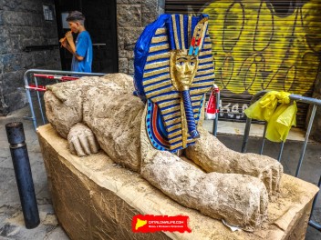 Улица Пуйгмарти (Carrer de Puigmartí): «Путь рисует твою судьбу» — погружение во вселенную и культуру Древнего Египта. (‘El camí et dibuixa el destí’. Una immersió en l’univers i la cultura de l’Antic Egipte.) - Феста Майор де Грасиа 2024 (Festa Major de Gràcia 2024)