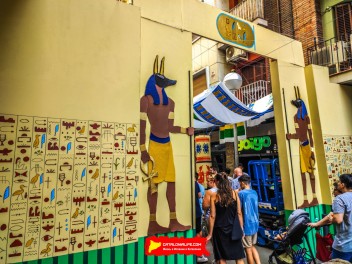 Улица Пуйгмарти (Carrer de Puigmartí): «Путь рисует твою судьбу» — погружение во вселенную и культуру Древнего Египта. (‘El camí et dibuixa el destí’. Una immersió en l’univers i la cultura de l’Antic Egipte.) - Феста Майор де Грасиа 2024 (Festa Major de Gràcia 2024)
