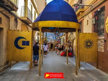 Улица Травессия де Сант Антони (Travessia de Sant Antoni): «Астральный переход» — мир астрологии и знаков зодиака. (‘Travessia astral’. El món de l’astrologia i els signes del zodíac.) - Феста Майор де Грасиа 2024 (Festa Major de Gràcia 2024)