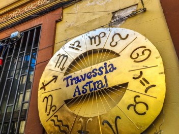 Улица Травессия де Сант Антони (Travessia de Sant Antoni): «Астральный переход» — мир астрологии и знаков зодиака. (‘Travessia astral’. El món de l’astrologia i els signes del zodíac.) - Феста Майор де Грасиа 2024 (Festa Major de Gràcia 2024)