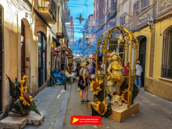 Улица Травессия де Сант Антони (Travessia de Sant Antoni): «Астральный переход» — мир астрологии и знаков зодиака. (‘Travessia astral’. El món de l’astrologia i els signes del zodíac.) - Феста Майор де Грасиа 2024 (Festa Major de Gràcia 2024)