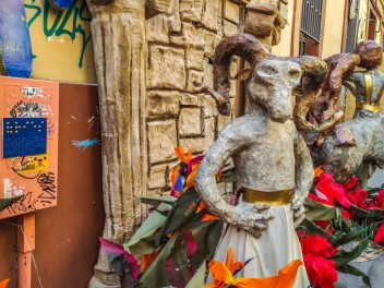 Улица Травессия де Сант Антони (Travessia de Sant Antoni): «Астральный переход» — мир астрологии и знаков зодиака. (‘Travessia astral’. El món de l’astrologia i els signes del zodíac.) - Феста Майор де Грасиа 2024 (Festa Major de Gràcia 2024)
