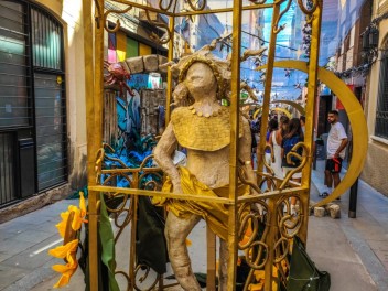 Улица Травессия де Сант Антони (Travessia de Sant Antoni): «Астральный переход» — мир астрологии и знаков зодиака. (‘Travessia astral’. El món de l’astrologia i els signes del zodíac.) - Феста Майор де Грасиа 2024 (Festa Major de Gràcia 2024)