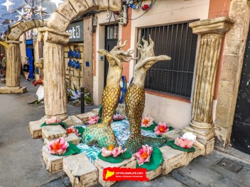 Улица Травессия де Сант Антони (Travessia de Sant Antoni): «Астральный переход» — мир астрологии и знаков зодиака. (‘Travessia astral’. El món de l’astrologia i els signes del zodíac.) - Феста Майор де Грасиа 2024 (Festa Major de Gràcia 2024)