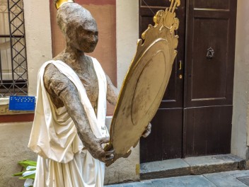 Улица Травессия де Сант Антони (Travessia de Sant Antoni): «Астральный переход» — мир астрологии и знаков зодиака. (‘Travessia astral’. El món de l’astrologia i els signes del zodíac.) - Феста Майор де Грасиа 2024 (Festa Major de Gràcia 2024)