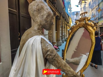 Улица Травессия де Сант Антони (Travessia de Sant Antoni): «Астральный переход» — мир астрологии и знаков зодиака. (‘Travessia astral’. El món de l’astrologia i els signes del zodíac.) - Феста Майор де Грасиа 2024 (Festa Major de Gràcia 2024)