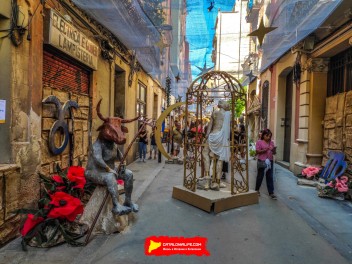 Улица Травессия де Сант Антони (Travessia de Sant Antoni): «Астральный переход» — мир астрологии и знаков зодиака. (‘Travessia astral’. El món de l’astrologia i els signes del zodíac.) - Феста Майор де Грасиа 2024 (Festa Major de Gràcia 2024)