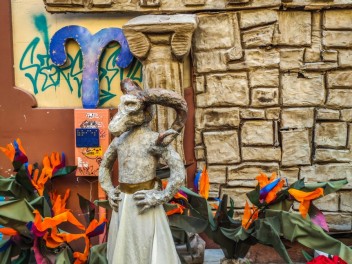 Улица Травессия де Сант Антони (Travessia de Sant Antoni): «Астральный переход» — мир астрологии и знаков зодиака. (‘Travessia astral’. El món de l’astrologia i els signes del zodíac.) - Феста Майор де Грасиа 2024 (Festa Major de Gràcia 2024)