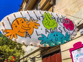 Улица Хоан Бланкес де Байш (Carrer de Joan Blanques de Baix): «Сант Медиар в августе» — дань уважения другой крупной фиесте Грасии. (‘Sant Medir a l’agost’. Un homenatge a l’altra festa gran de Gràcia.) - Феста Майор де Грасиа 2024 (Festa Major de Gràcia 2024)