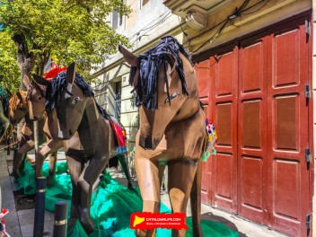 Улица Хоан Бланкес де Байш (Carrer de Joan Blanques de Baix): «Сант Медиар в августе» — дань уважения другой крупной фиесте Грасии. (‘Sant Medir a l’agost’. Un homenatge a l’altra festa gran de Gràcia.) - Феста Майор де Грасиа 2024 (Festa Major de Gràcia 2024)