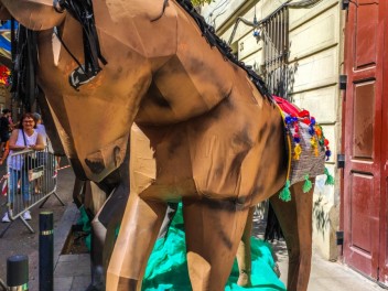 Улица Хоан Бланкес де Байш (Carrer de Joan Blanques de Baix): «Сант Медиар в августе» — дань уважения другой крупной фиесте Грасии. (‘Sant Medir a l’agost’. Un homenatge a l’altra festa gran de Gràcia.) - Феста Майор де Грасиа 2024 (Festa Major de Gràcia 2024)