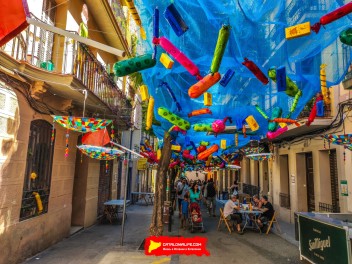Улица Хоан Бланкес де Байш (Carrer de Joan Blanques de Baix): «Сант Медиар в августе» — дань уважения другой крупной фиесте Грасии. (‘Sant Medir a l’agost’. Un homenatge a l’altra festa gran de Gràcia.) - Феста Майор де Грасиа 2024 (Festa Major de Gràcia 2024)
