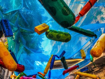 Улица Хоан Бланкес де Байш (Carrer de Joan Blanques de Baix): «Сант Медиар в августе» — дань уважения другой крупной фиесте Грасии. (‘Sant Medir a l’agost’. Un homenatge a l’altra festa gran de Gràcia.) - Феста Майор де Грасиа 2024 (Festa Major de Gràcia 2024)