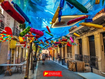 Улица Хоан Бланкес де Байш (Carrer de Joan Blanques de Baix): «Сант Медиар в августе» — дань уважения другой крупной фиесте Грасии. (‘Sant Medir a l’agost’. Un homenatge a l’altra festa gran de Gràcia.) - Феста Майор де Грасиа 2024 (Festa Major de Gràcia 2024)