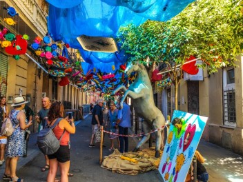Улица Хоан Бланкес де Байш (Carrer de Joan Blanques de Baix): «Сант Медиар в августе» — дань уважения другой крупной фиесте Грасии. (‘Sant Medir a l’agost’. Un homenatge a l’altra festa gran de Gràcia.) - Феста Майор де Грасиа 2024 (Festa Major de Gràcia 2024)