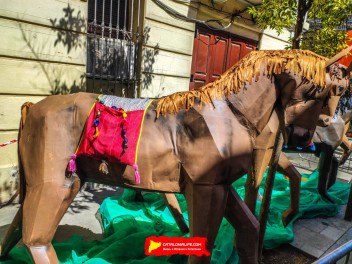 Улица Хоан Бланкес де Байш (Carrer de Joan Blanques de Baix): «Сант Медиар в августе» — дань уважения другой крупной фиесте Грасии. (‘Sant Medir a l’agost’. Un homenatge a l’altra festa gran de Gràcia.) - Феста Майор де Грасиа 2024 (Festa Major de Gràcia 2024)